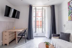 sala de estar con escritorio y ventana en Charmant Studio à Saint-Mandé, en Saint-Mandé