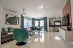 Μια τηλεόραση ή/και κέντρο ψυχαγωγίας στο Moderne Villa in Brodarica mit Meerblick & Pool - bei Šibenik