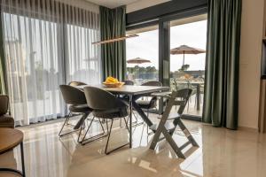 Χώρος καθιστικού στο Moderne Villa in Brodarica mit Meerblick & Pool - bei Šibenik