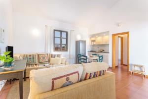 una sala de estar con un sofá y una mesa en Casita Dragón y Suerte Lajares Pool, en Lajares