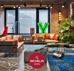 Uma área de estar em Moxy Warsaw Praga