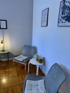Una sala de estar con una silla y una mesa. en MILANO 71 HOME, en Milán 26 fotos más