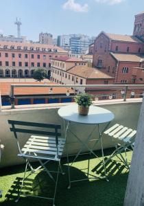 - Balcón con vistas, mesa y 2 sillas en MILANO 71 HOME, en Milán