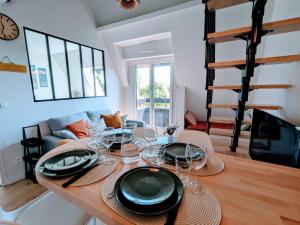 Χώρος καθιστικού στο Duplex proche de la plage avec blacon vue mer et espace cinéma +8 φωτογραφίες