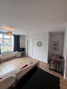Un pat sau paturi într-o cameră la 18F Station Flat -2 Bedroom Workstays UK