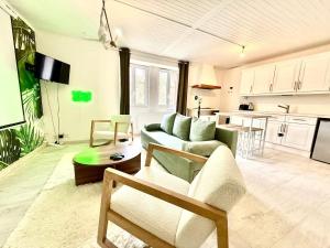 Kuchyň nebo kuchyňský kout v ubytování Balneo & Ciné - Jungle Touch - Direct Genève - Gare Bellegarde