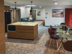 Posezení v ubytování Peaceful tropical retreat with pool, mineral spa & Games room