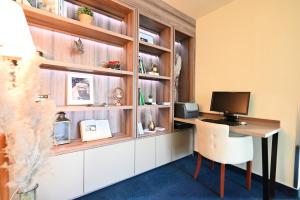 ein Zimmer mit einem Schreibtisch und einem Computer darauf in der Unterkunft Hotel Central in Zagreb