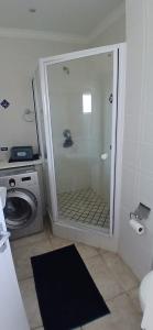 una ducha con puerta de cristal en un baño en Shipsbell 2 bedroom, en Cape St. Francis 15 fotos más