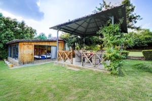 ein kleiner Schuppen mit einem Picknicktisch im Hof in der Unterkunft Alaya Stays Fortezza Pet-friendly 6-BHK Farmhouse With Private Pool, Gazebo & Lush Garden in Bhundsi + 74 Fotos