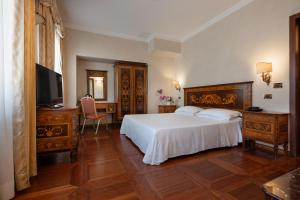 TV a/nebo společenská místnost v ubytování Hotel Stendhal