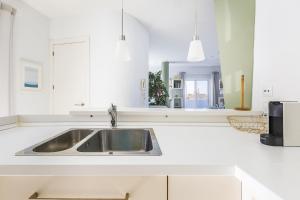 Kuchyň nebo kuchyňský kout v ubytování A&N Caleta de Velez Beach + 101 fotografií