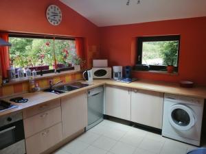 una cucina con lavello e lavatrice di Chambres d'Hôtes du Moulin de Brendaouez a Guissény Altre 23 foto