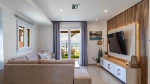 Μια τηλεόραση ή/και κέντρο ψυχαγωγίας στο Seafront Villa Melachrinou