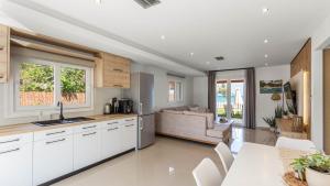 Η κουζίνα ή μικρή κουζίνα στο Seafront Villa Melachrinou
