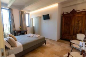 a bedroom with a bed and a tv in it at Affittacamere La Creusa in Calosso