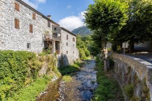 un vicolo in un vecchio edificio in pietra con una strada di Gîte Le Boisset a Gincla