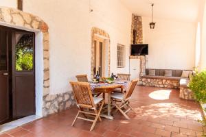 Μια τηλεόραση ή/και κέντρο ψυχαγωγίας στο Trulli del Capo by MONHOLIDAY