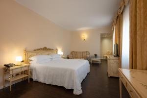 Postel nebo postele na pokoji v ubytování Hotel Stendhal + 37 fotografií