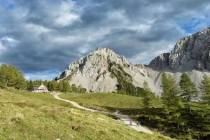 Una montaña con un camino sinuoso al frente. en Lakeside Moments, en Klagenfurt 17 fotos más
