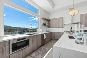 The Overlook by Fieldtrip 5 Bd Modern Luxury with Infinity Pool Views的厨房或小厨房