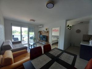 ヴェリコ・グラディシュテにあるApartman 4 BMBのソファとテーブルのあるリビングルーム