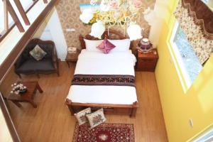 a bedroom with a bed in a room at 328包棟民宿 獨棟小木屋 in Luodong +5 photos