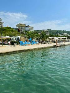 - une plage avec des chaises et des parasols dans l'eau dans l'établissement Central Residence, à Portorož
