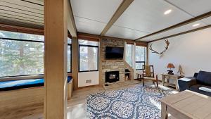 马姆莫斯湖Remodeled 2 Bedroom Condo with Amazing Views!的带沙发和壁炉的客厅