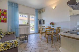Kuchyň nebo kuchyňský kout v ubytování One-Bedroom Apartment in Crikvenica XVII + 37 fotografií