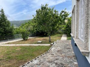 una vista dal balcone di un edificio di Casa Flor de Lis a Cee