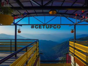 クフリにあるThe Hosteller Kufri, Shimlaの山頂からの眺め。看板にはこう書いてある。 +30枚の写真
