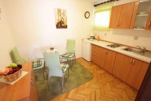 Kuchyň nebo kuchyňský kout v ubytování One-Bedroom Apartment in Crikvenica 27