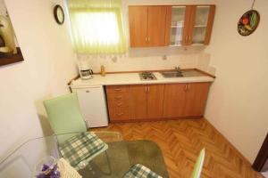 Kuchyň nebo kuchyňský kout v ubytování One-Bedroom Apartment in Crikvenica 27