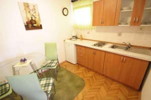 Kuchyň nebo kuchyňský kout v ubytování One-Bedroom Apartment in Crikvenica 27