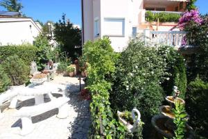 Zahrada ubytování One-Bedroom Apartment in Crikvenica 27