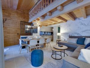 salon ze stołem i kanapą w obiekcie Duplex confortable au cœur de Tignes Val Claret, 3 chambres, proche centre et navettes - FR-1-641-14 w mieście Tignes