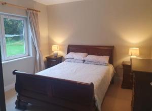 Postel nebo postele na pokoji v ubytování Tigh Dawros - Charming 4-bedroom house with WiFi in beautiful Kenmare, Kerry