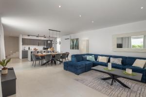 Villa Ivona di San Lorenzo Private Pool - Happy Rentals في Sveti Lovreč Pazenatički: غرفة معيشة مع أريكة زرقاء وطاولة