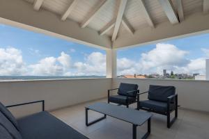 Villa Ivona di San Lorenzo Private Pool - Happy Rentals في Sveti Lovreč Pazenatički: كرسيين وطاولة في غرفة مع نافذة كبيرة +32 صورة