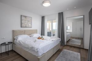 Villa Ivona di San Lorenzo Private Pool - Happy Rentals في Sveti Lovreč Pazenatički: غرفة نوم بها سرير كبير ومرآة كبيرة