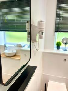 Koupelna v ubytování Luxury 2 Bedroom Norfolk Retreat-Private Hot Tub