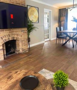 TV a/nebo společenská místnost v ubytování Luxury 2 Bedroom Norfolk Retreat-Private Hot Tub