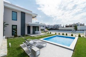 Bazén v ubytování Nefeli & Nefeli Luxury Residential Complexes nebo v jeho okolí