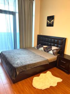 une chambre avec un lit et un tapis au sol dans l'établissement AlenaHome, à Sabkhah 4 autres photos