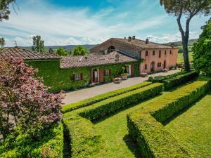 an exterior view of a house with a garden at Tenuta di Corsano in Monteroni dʼArbia