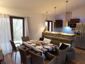 eine Küche und ein Esszimmer mit Tisch und Stühlen in der Unterkunft Domek Loft z Balią Jacuzzi i sauną na wyłączność Dowspuda 