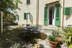 a patio with a table and chairs in front of a building at Il Nido di Marta in Florence