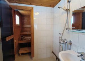 un baño con lavabo e inodoro en Hulhavantuvat 1, en Syöte 14 fotos más