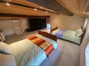 Ένα ή περισσότερα κρεβάτια σε δωμάτιο στο Maison charme à Mauléon avec jardin privé